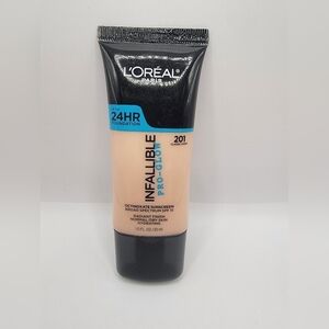 NWT L'oreal Infallible Pro-Glow Foundation - Classic Ivory